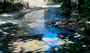 Entre aguas negras caminan colonos de la Izazaga, denuncian