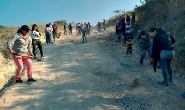 Con faena, mejoran acceso a colonias antorchistas de Chilpancingo 