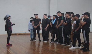 Presentan alumnos de tercer semestre rutinas de gimnasia