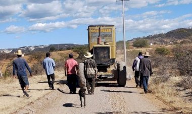 Mejoran caminos rurales en Tepexi