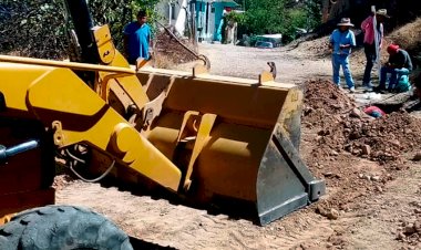 Realizan tomas de agua domiciliaria en la colonia Antorcha Popular