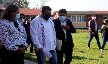 Secretario de educación supervisa obras de escuelas antorchistas