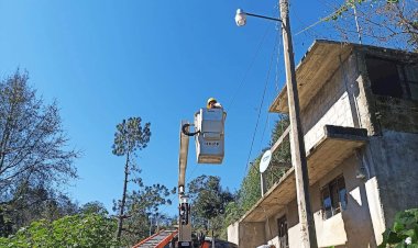 ¡Iluminan colonia en Huauchinango!