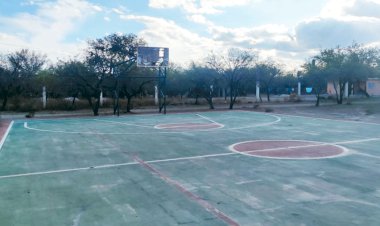 Vecinos de Piedra Blanca solicitan mantenimiento a cancha deportiva