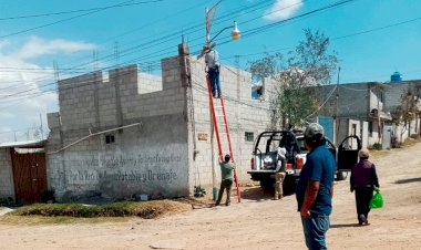 Reparan alumbrado en colonia popular de Amozoc