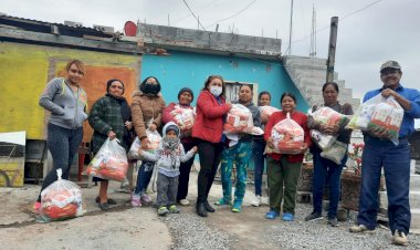 Entregan apoyos alimenticios a familias humildes