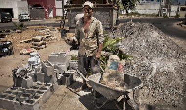 Mexicanos trabajan más, pero ganan menos