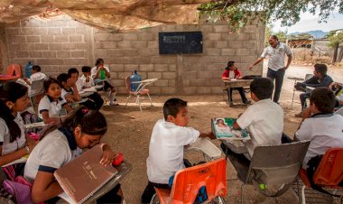 AMLO al derribe de la educación con adoctrinamiento desde la escuela pública