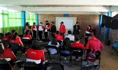 Continúan orientando a estudiantes de preparatoria con temas del cuidado y orientación sexual