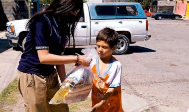 Estudiantes entregan apoyo a familia de escasos recursos 