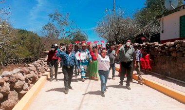 En Arroyo de Cañaveral Antorcha inaugura obras de empedrado