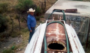 Santo Domingo apoya a la población con pipas de agua