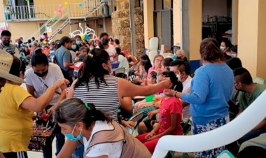 Festejan a los niños en Ahuatempan