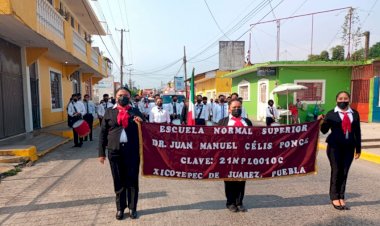 Participa Normal Superior de Xicotepec, Puebla en desfile