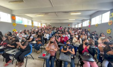 Festejan el día de la madre en la secundaria Wenceslao Victoria de GAM