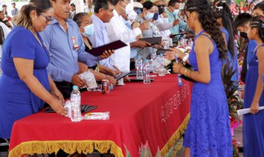 Clausuran ciclo escolar en escuelas de Olomatlán