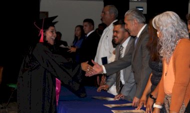 Festejan la graduación de licenciados en educación