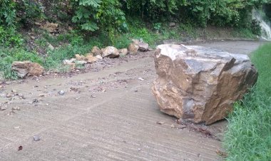 Sin solución derrumbes en carretera a Papatlaco, en Tamazunchale, SLP.