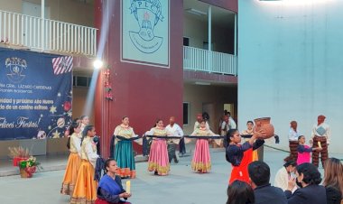 Celebran fiestas decembrinas en bachillerato antorchista