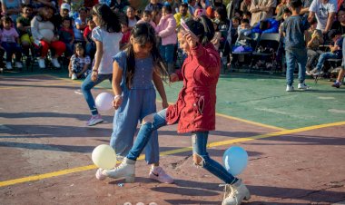 Antorcha festeja día de reyes con supresas y regalos