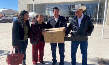 Entrega gobernadora apoyos a productores rurales de Aguascalientes