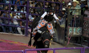 Otra gran noche de jaripeo en la Feria Tecomatlán 2023