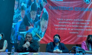 Pedagogo imparte conferencia en escuelas antorchistas