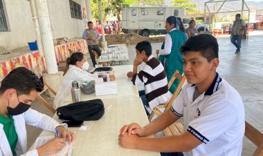 Recibe albergue estudiantil a director de Educación Media Superior