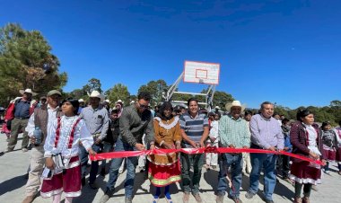 Inauguran cancha de usos múltiples, fruto de la lucha organizada