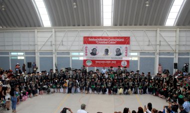 Estudiantes culminan estudios de preparatoria