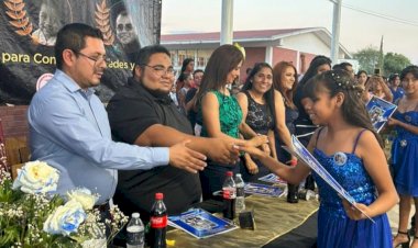 Celebran graduación de generaciones en primaria Antorcha del Saber