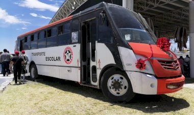 Antorcha dona autobús a comunidad escolar de “El Triunfo”