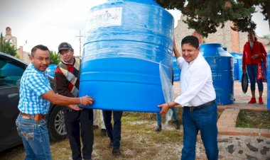 Despensas, tinacos y calentadores la política de hoy