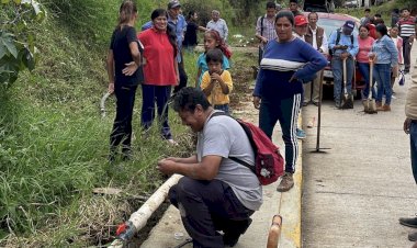 Rehabilitan tubería de agua en colonia antorchista