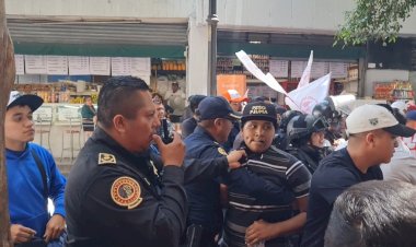 Policías y granaderos de CDMX reprimen marcha antorchista que exigía obra social