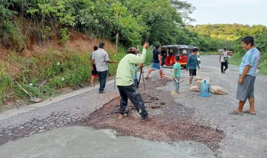 Mototaxistas de Antorcha realizan tequio en vía Paso Real-Santa Ana, Oaxaca