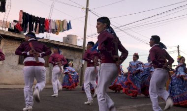 Llevan antorchistas arte a colonias populares