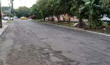 Los baches son un problema en la zona oriente de la capital colimense