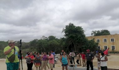 Vecinos de La Antorcha de Bacalar exigen acceso a su colonia obstruido por el Tren Maya