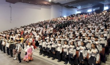 Día de la Independencia: Desfilan más de 20 escuelas antorchistas